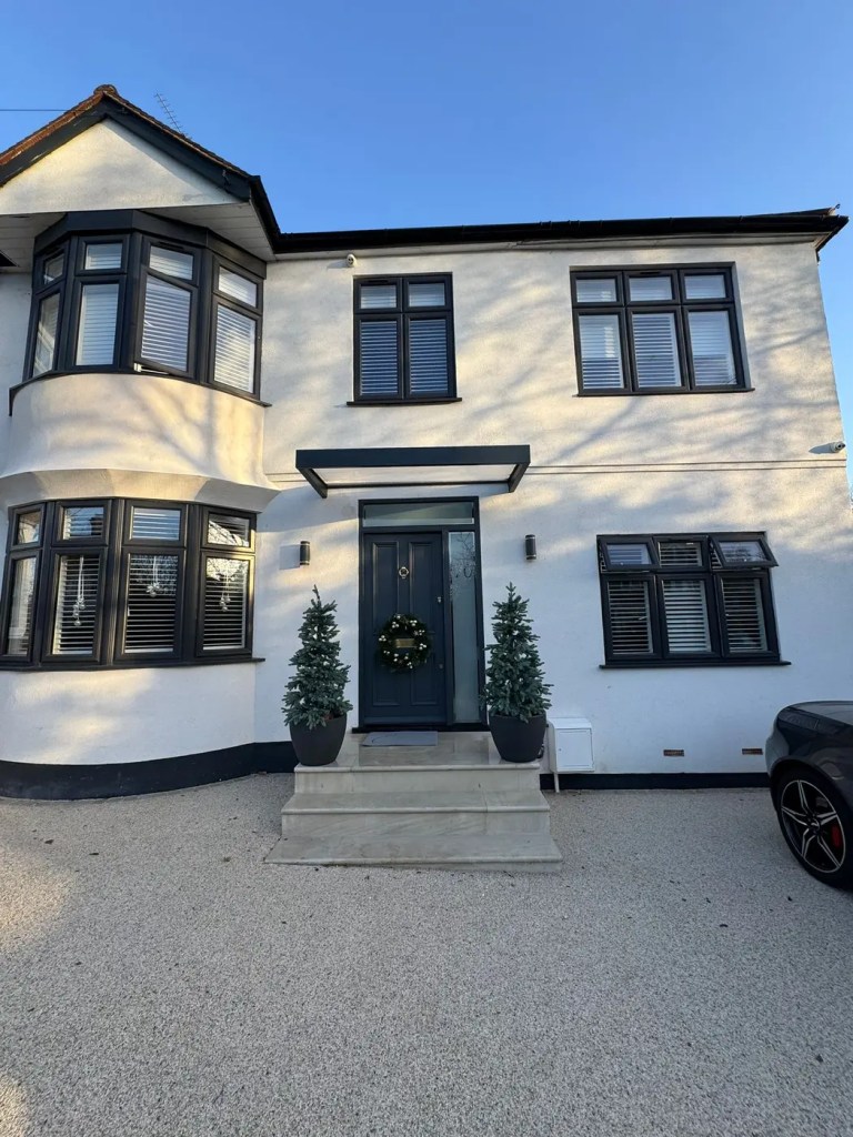 Custom-cut bullnose entrance steps beside a resin-bound driveway in Beckenham.