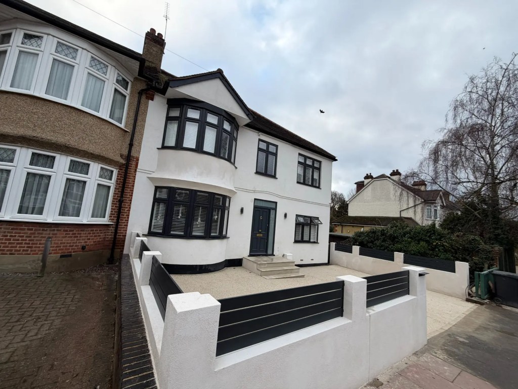 Completed Beckenham driveway with rendered boundary walls and bespoke metal trellis.